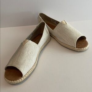 TOMS NWOT metallic beige Alpargata Peep Toe Espadrille Flats Size 8.5